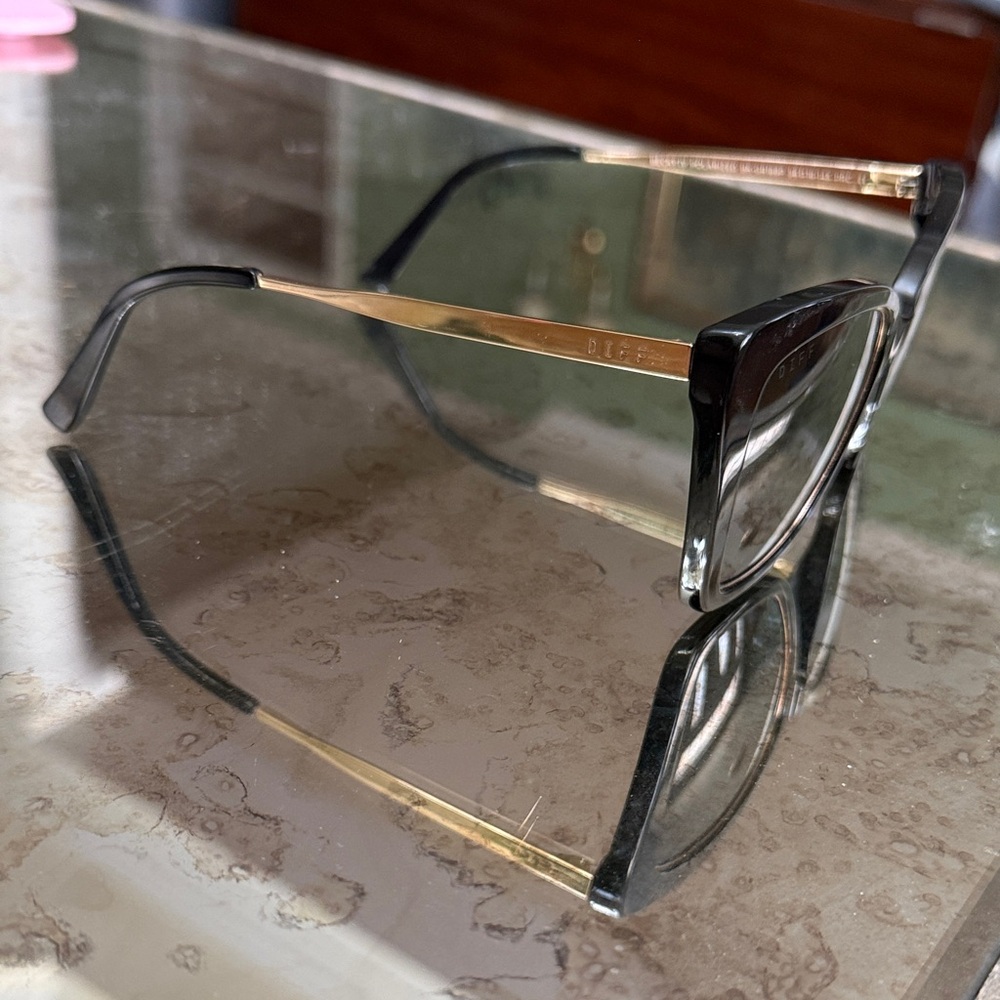 Diff Eyewear Cat-Eye Sunglasses in Black and Gold polarized Becky-IV polarizes - Picture 6 of 13